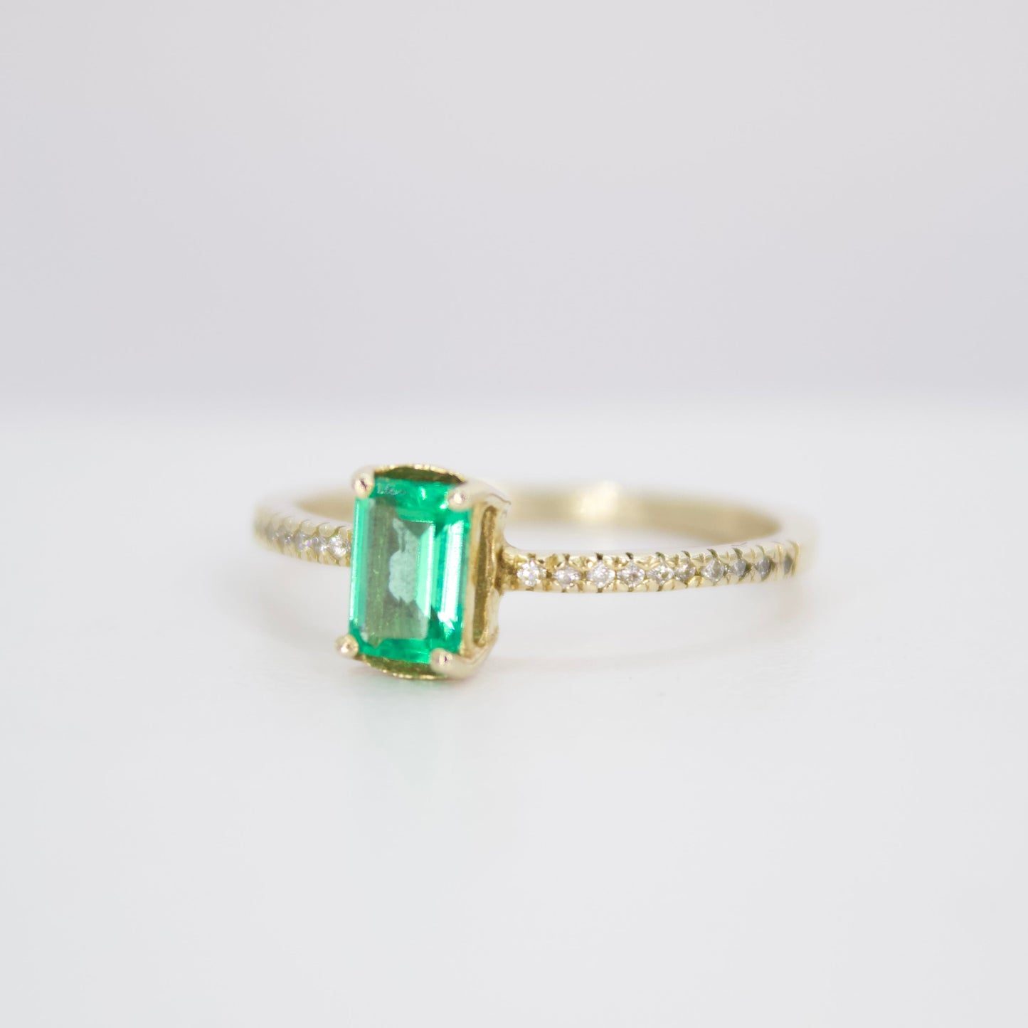 Anillo en oro amarillo 14k con esmeralda y diamantes.