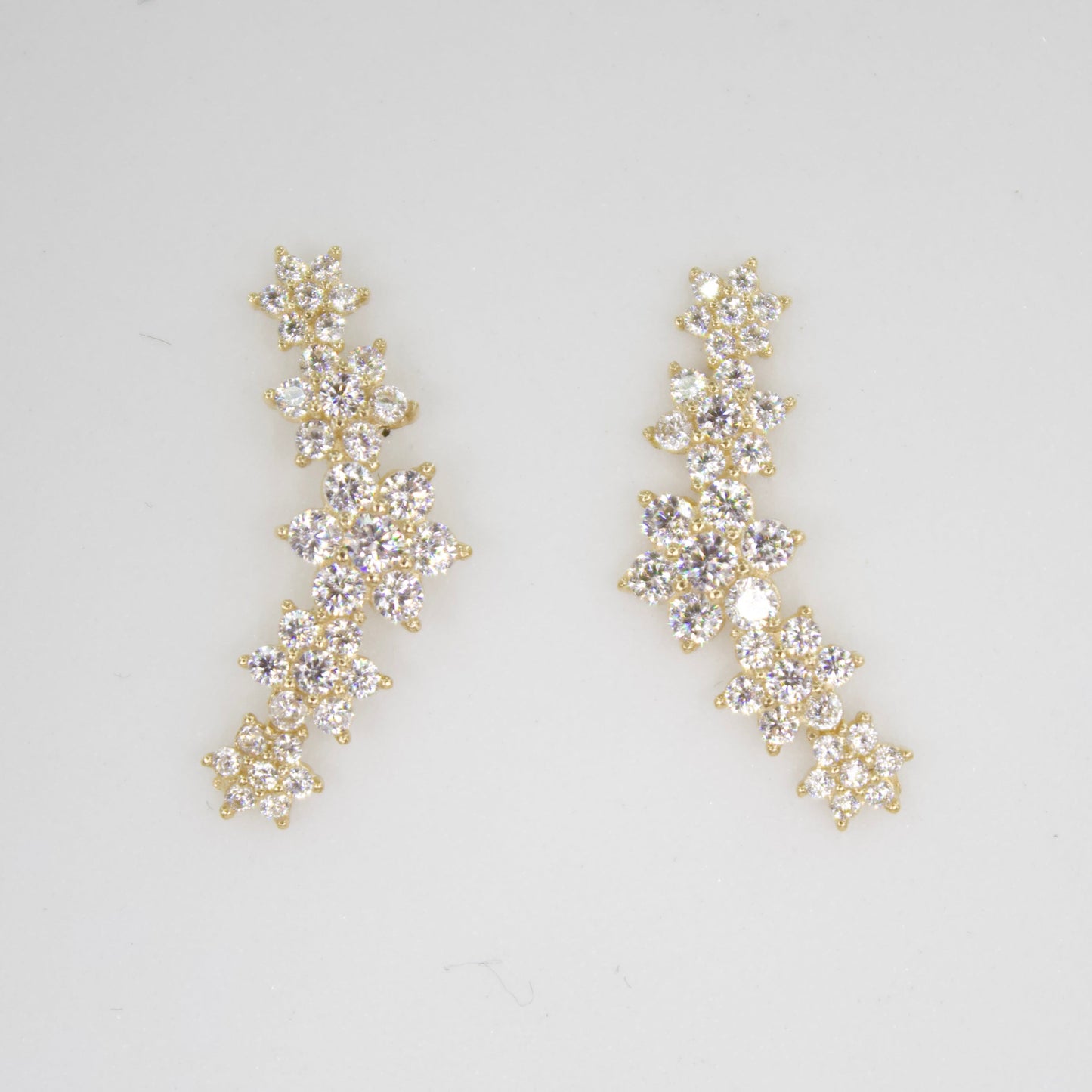 Aretes flores en oro amarillo 14k con zirconias.