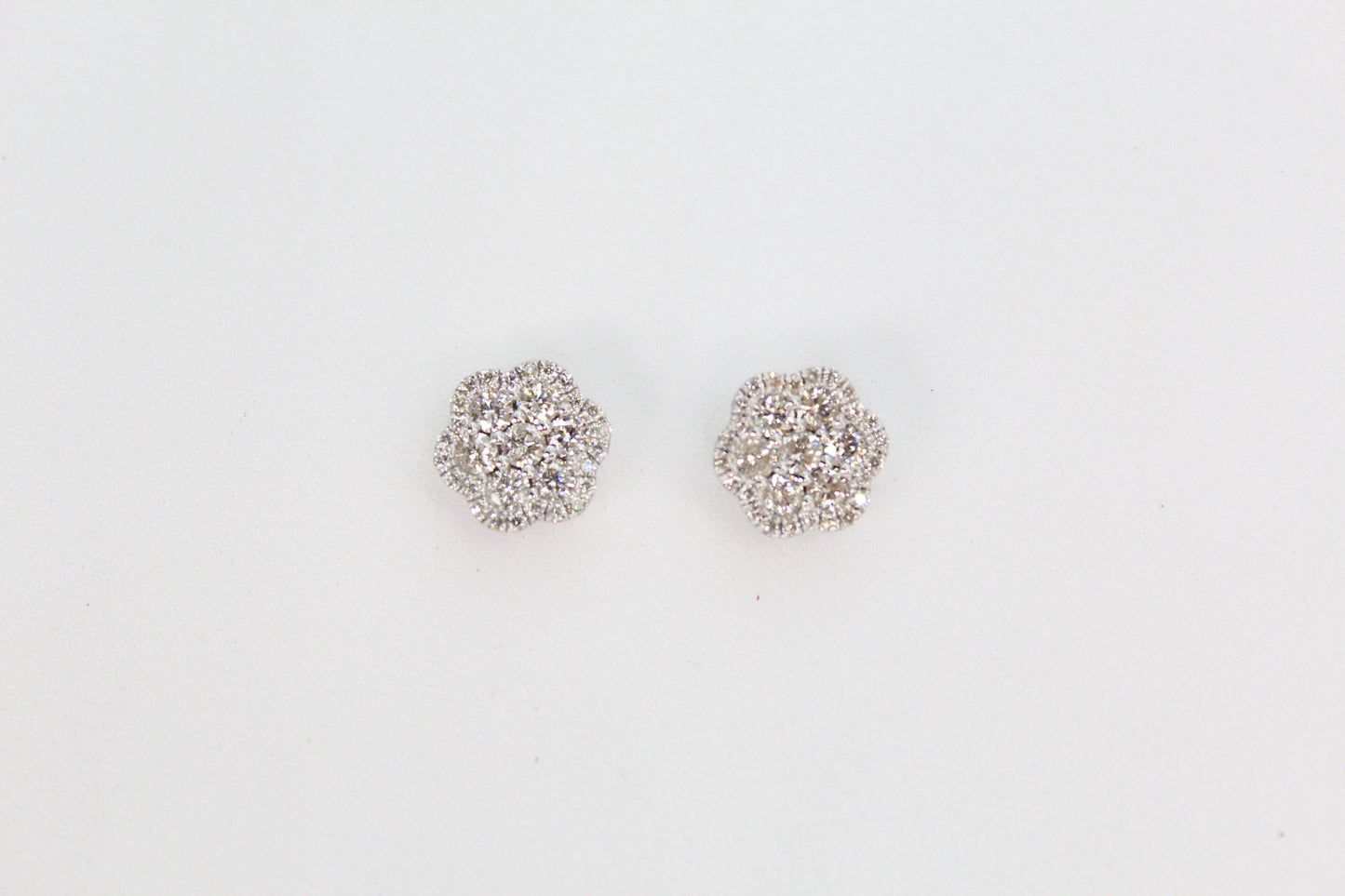 Aretes en oro blanco 14k con diamantes.