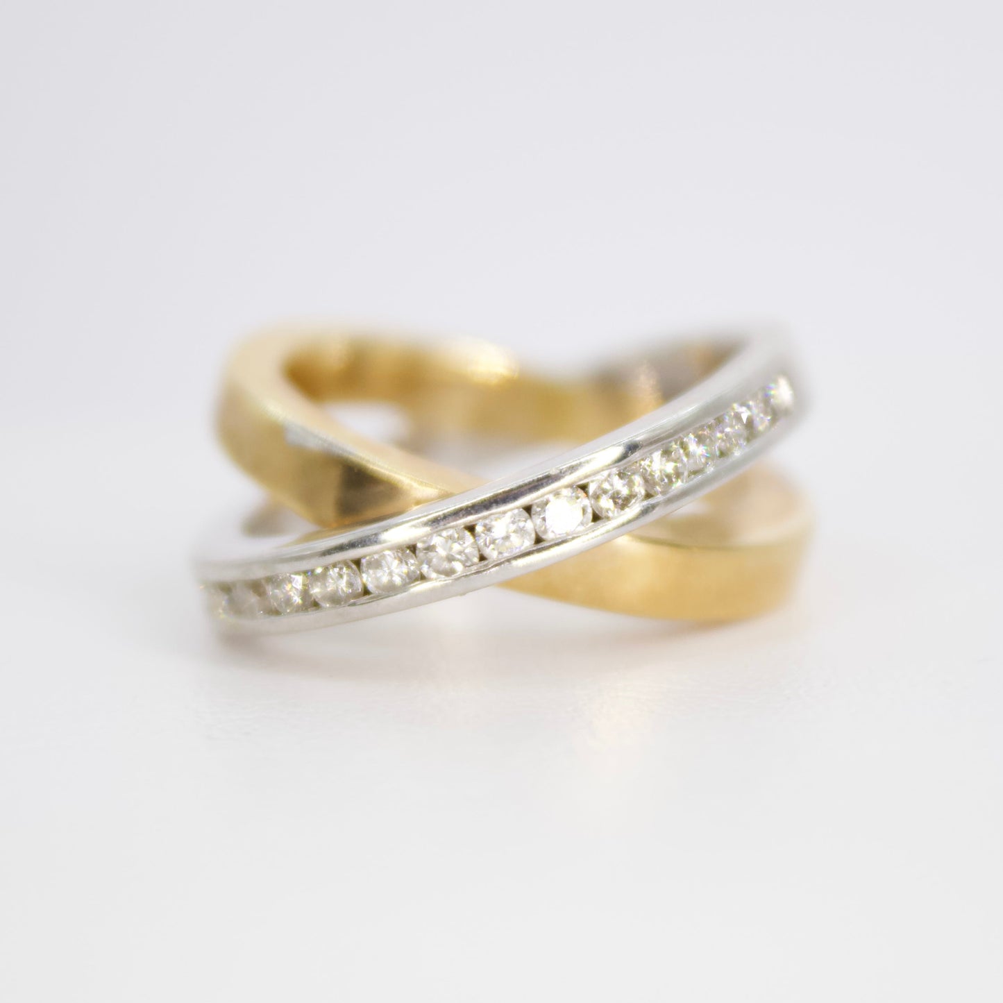 Anillo en oro combinado 14k con diamantes.