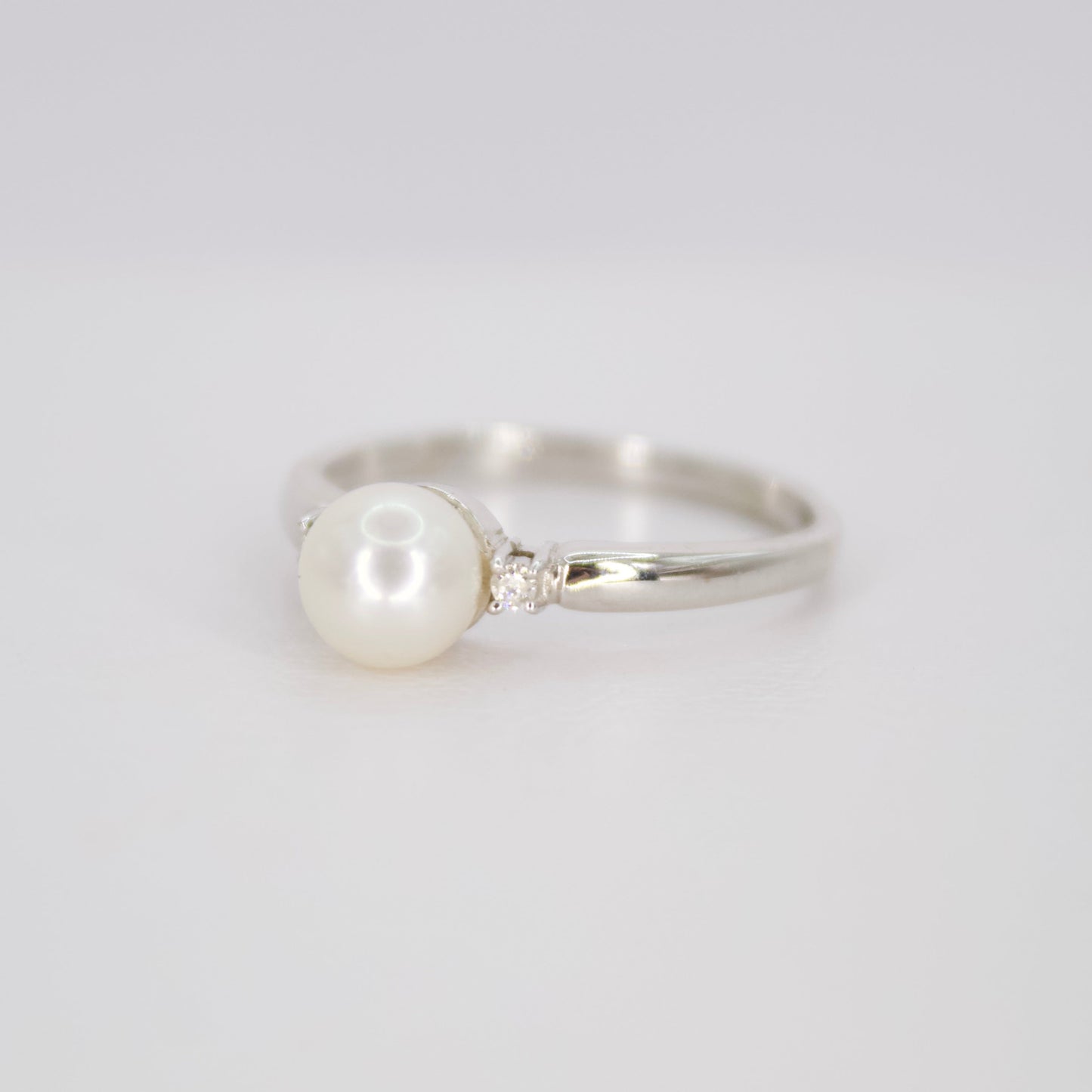 Anillo en oro blanco 14k con Perla y diamantes.