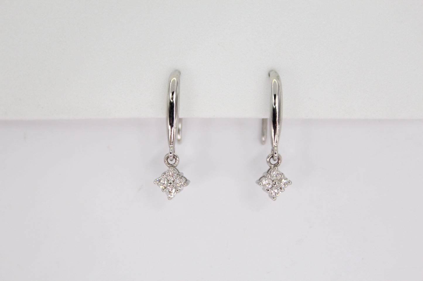 Aretes en oro blanco 14k con diamantes.