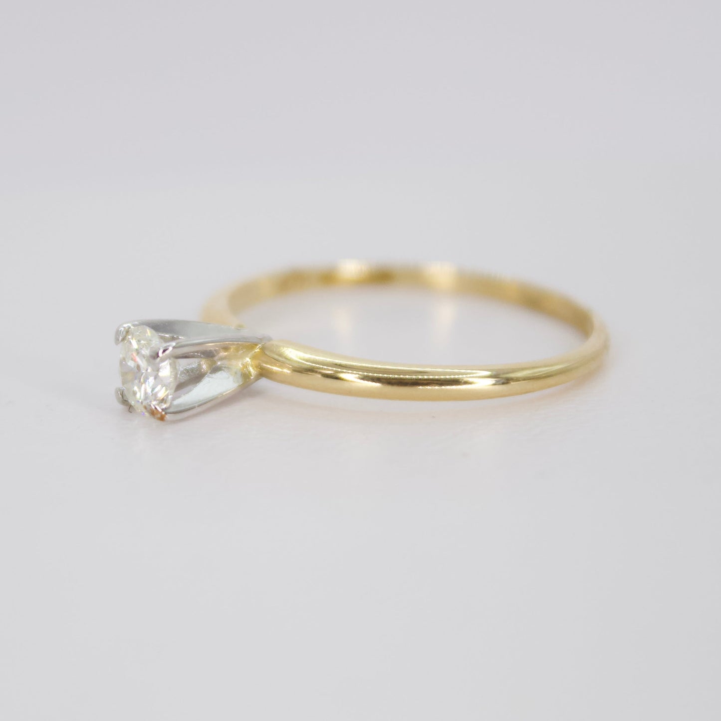 Anillo en oro amarillo 14k con diamantes.