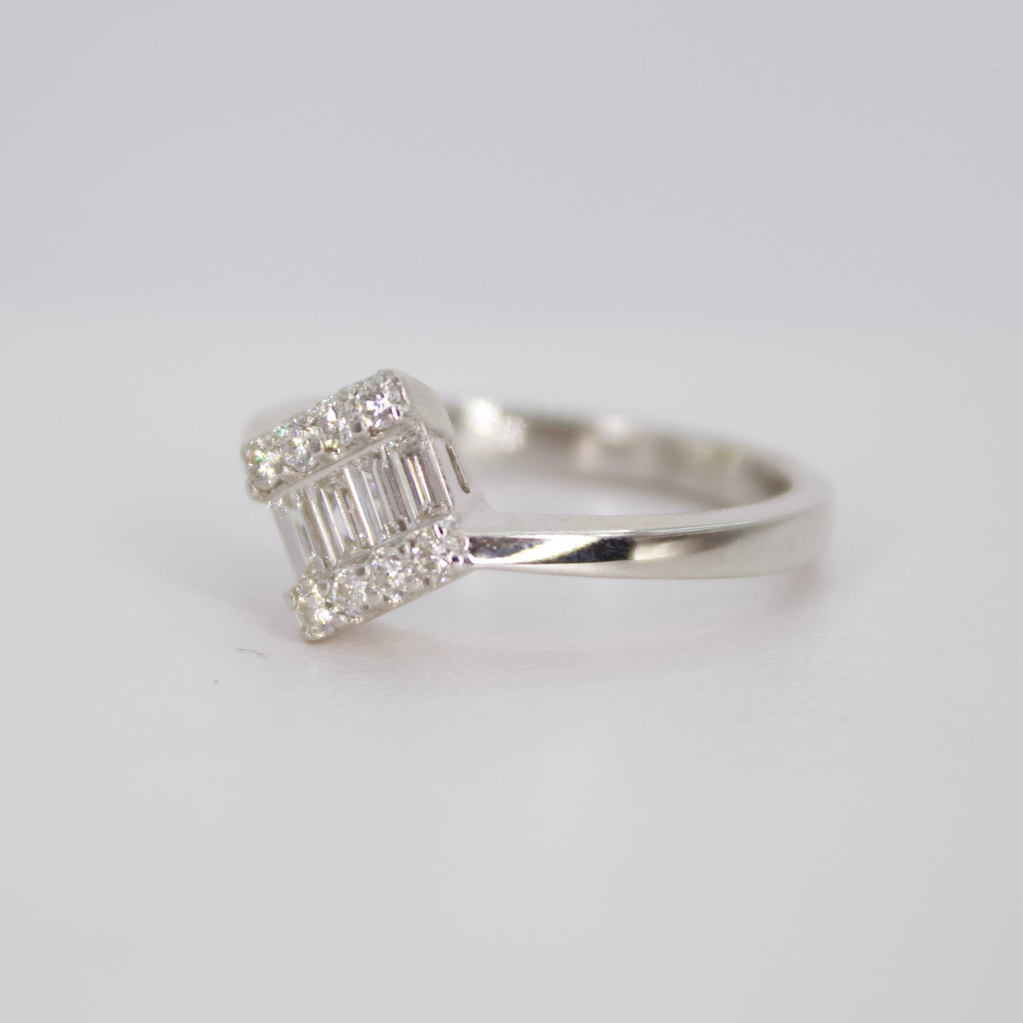 Anillo en oro blanco 14k con diamantes.