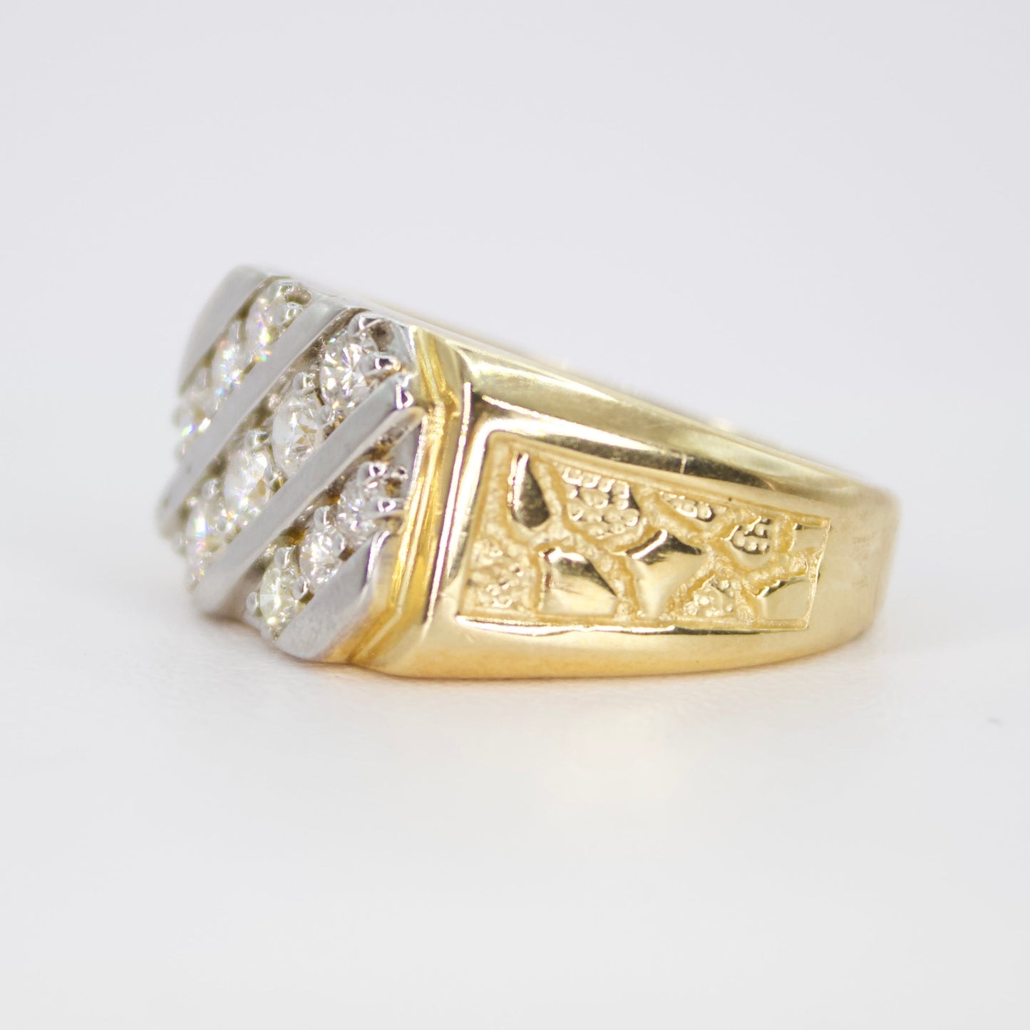 Anillo en oro amarillo 14k con diamantes.