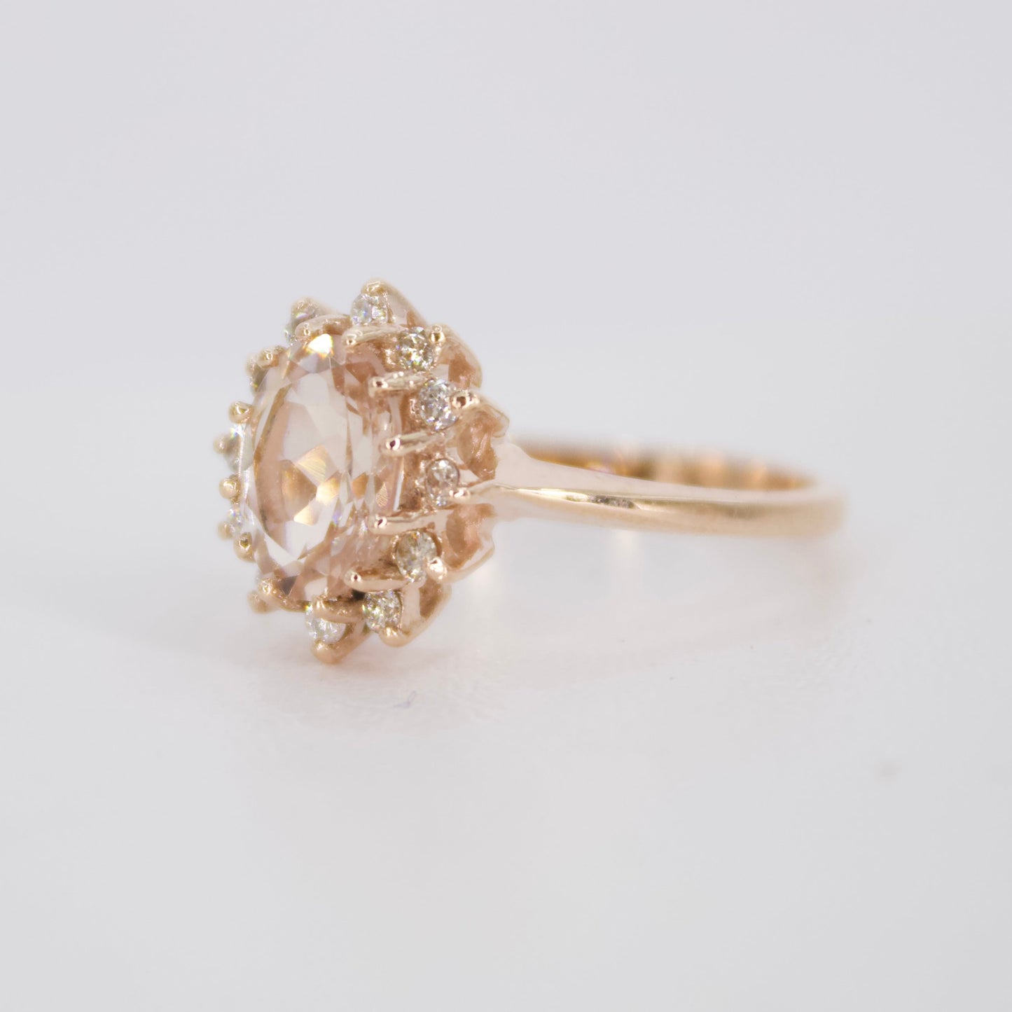 Anillo oro rosa 14k con morganita y diamantes.