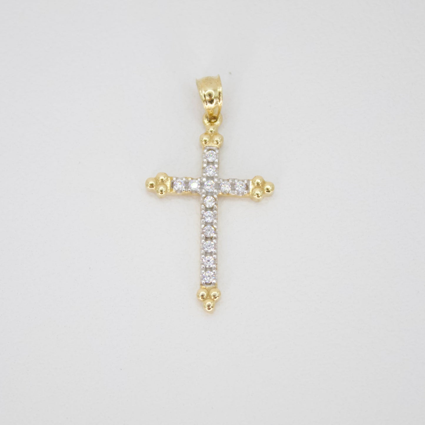 Cruz en oro amarillo 14k con zirconias.