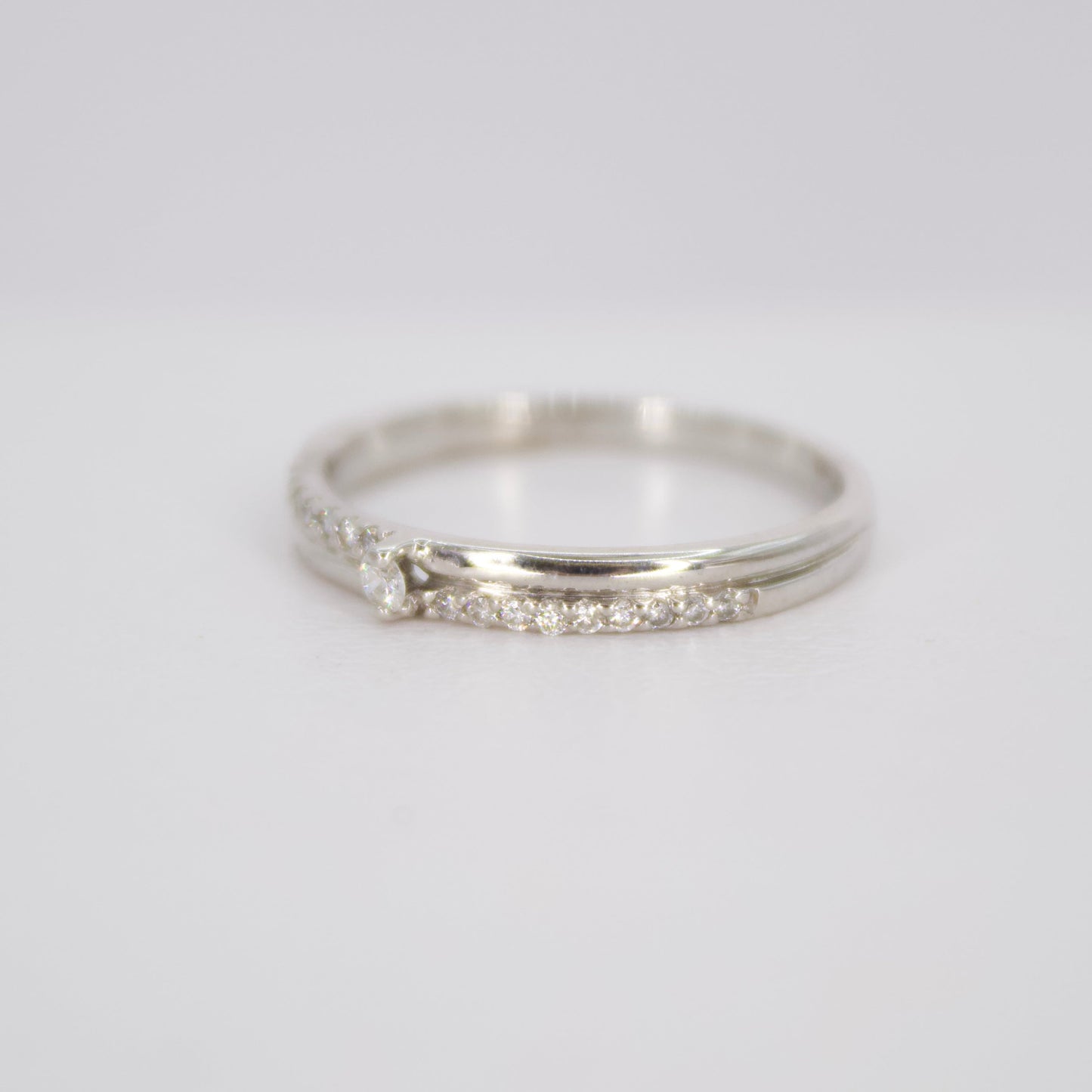 Anillo en oro blanco 14k con diamantes.