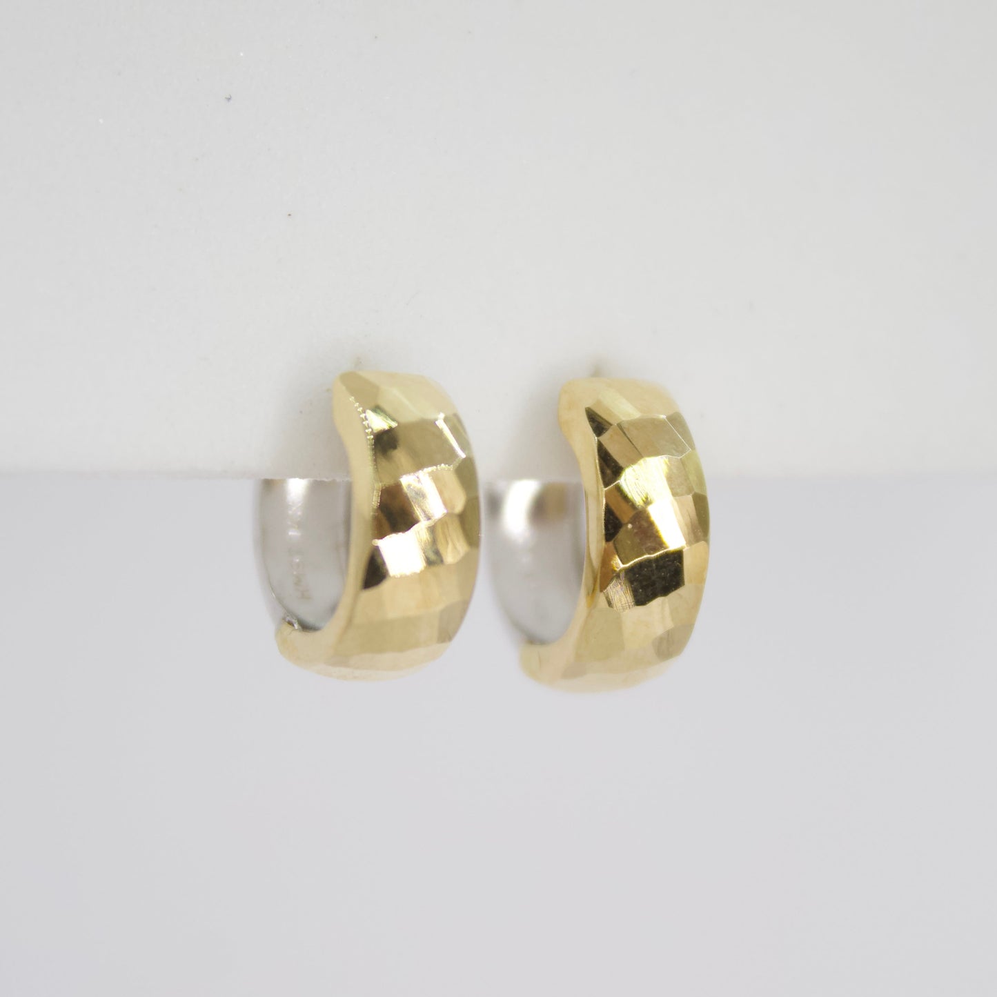 Aretes huggies en oro combiando 14k.