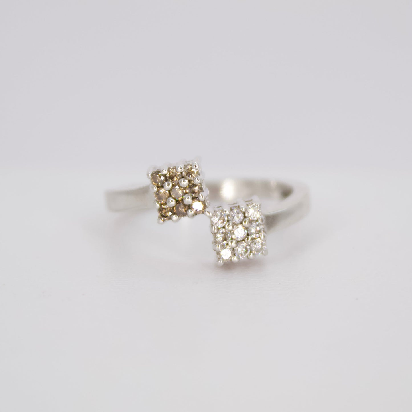 Anillo en oro blanco 14k con diamantes.