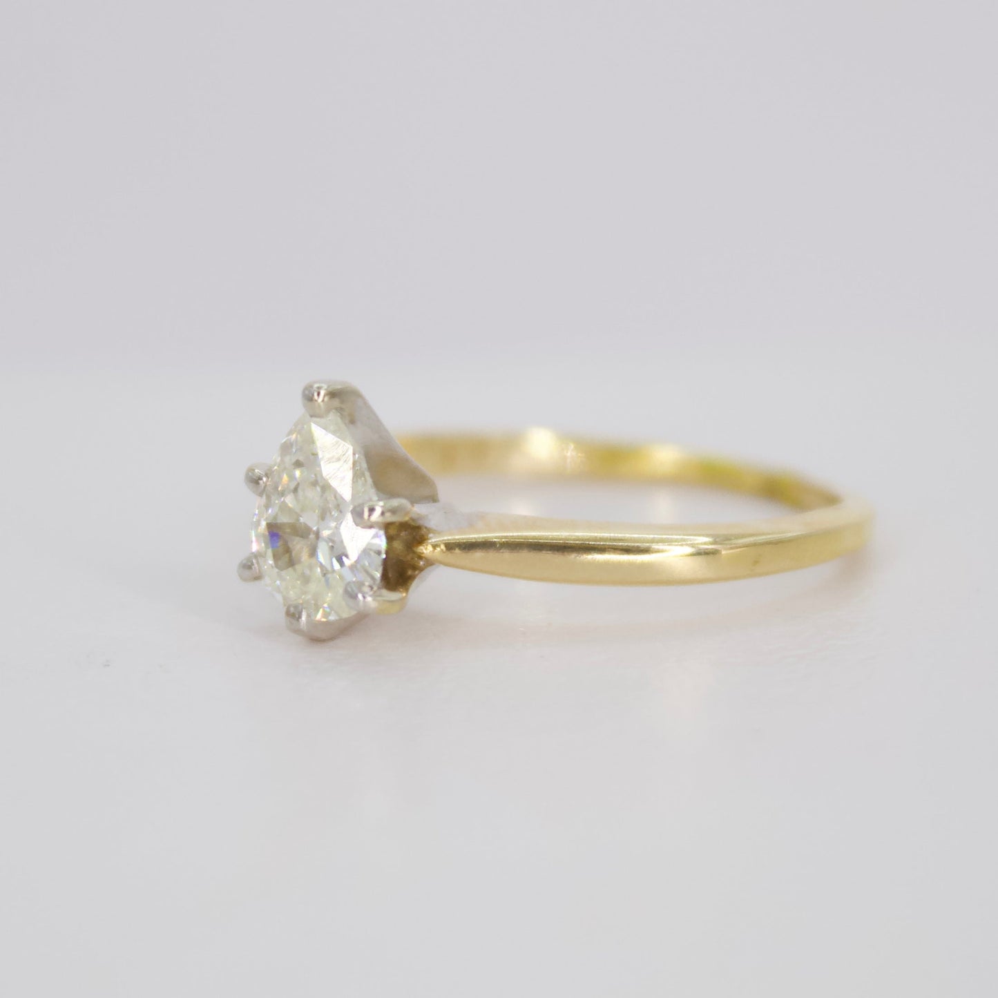 Anillo en oro amarillo 14k con diamante.