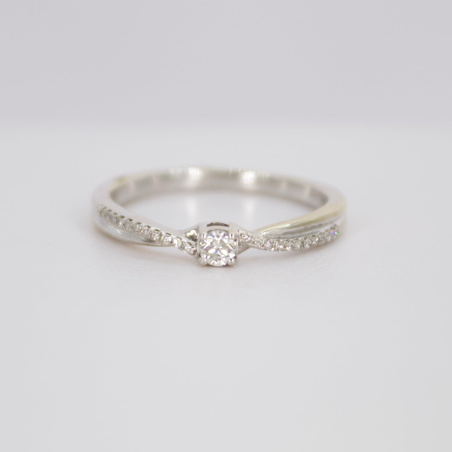 Anillo en oro blanco 14k con diamantes.