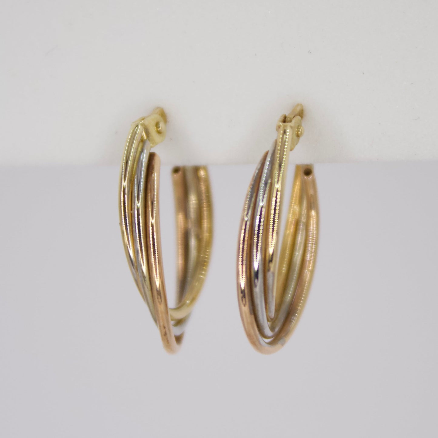 Aretes huggies en oro facetado de 14k.