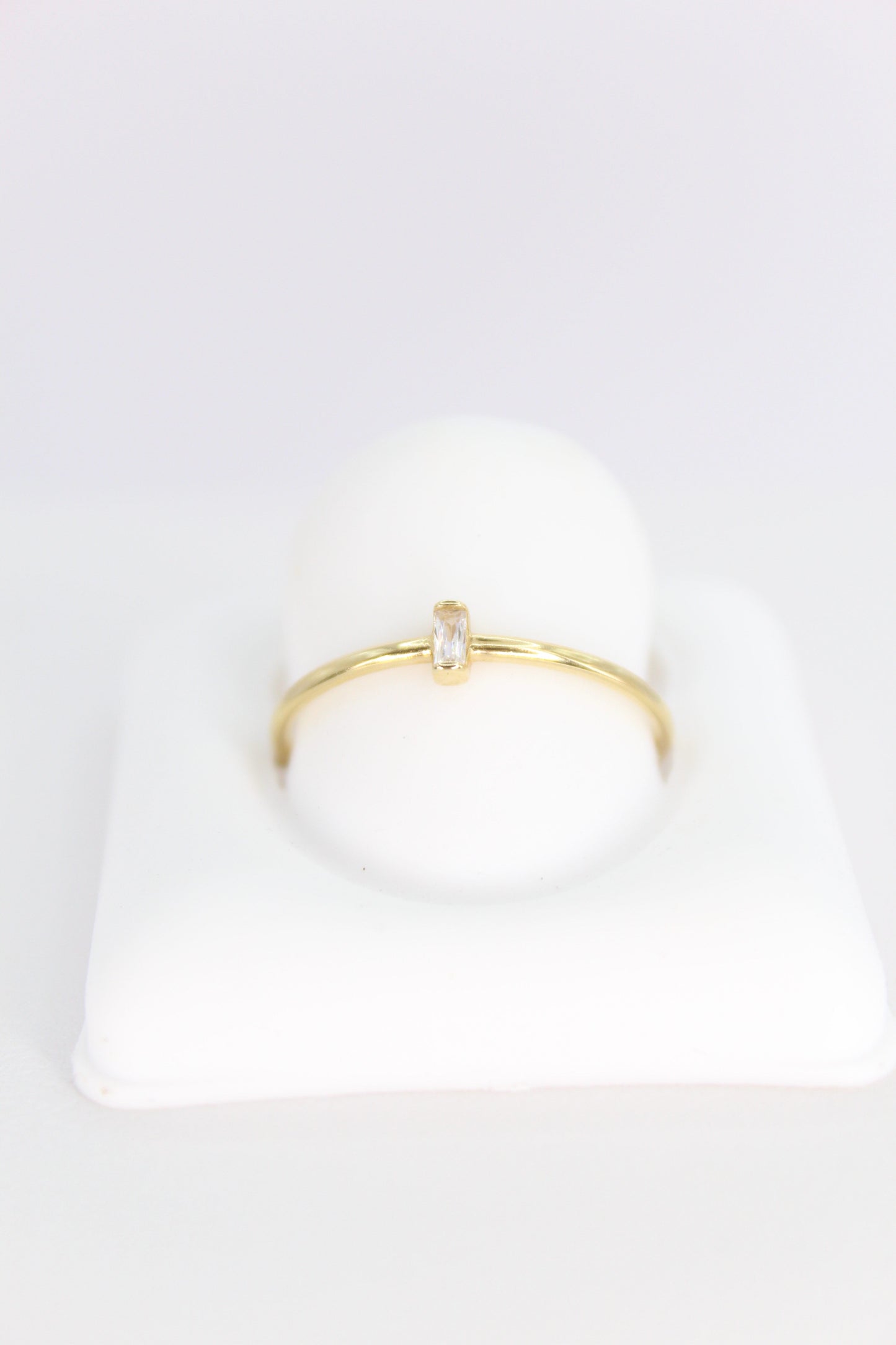 Anillo en oro amarillo con zirconia.