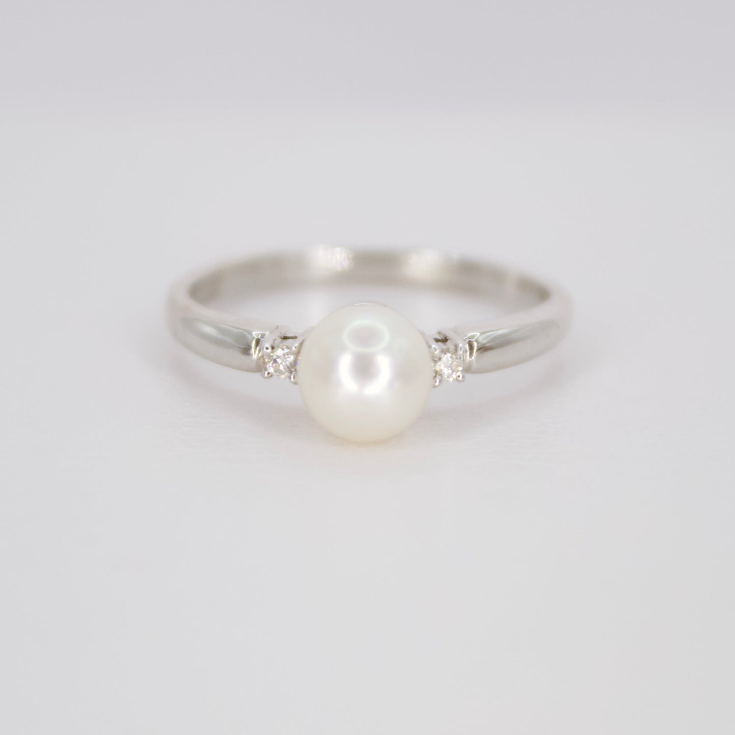 Anillo en oro blanco 14k con Perla y diamantes.