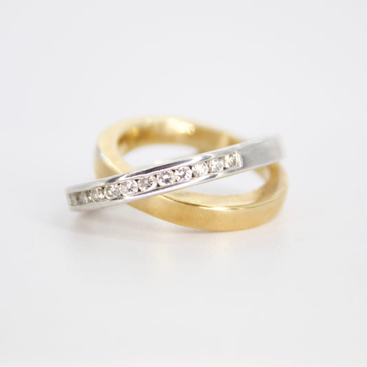 Anillo en oro combinado 14k con diamantes.