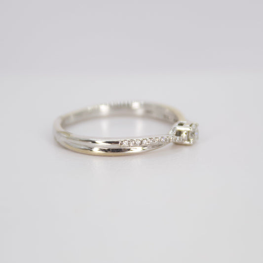 Anillo en oro blanco 14k con diamantes.