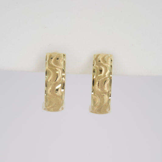 Aretes Huggies en oro facetado 14k.