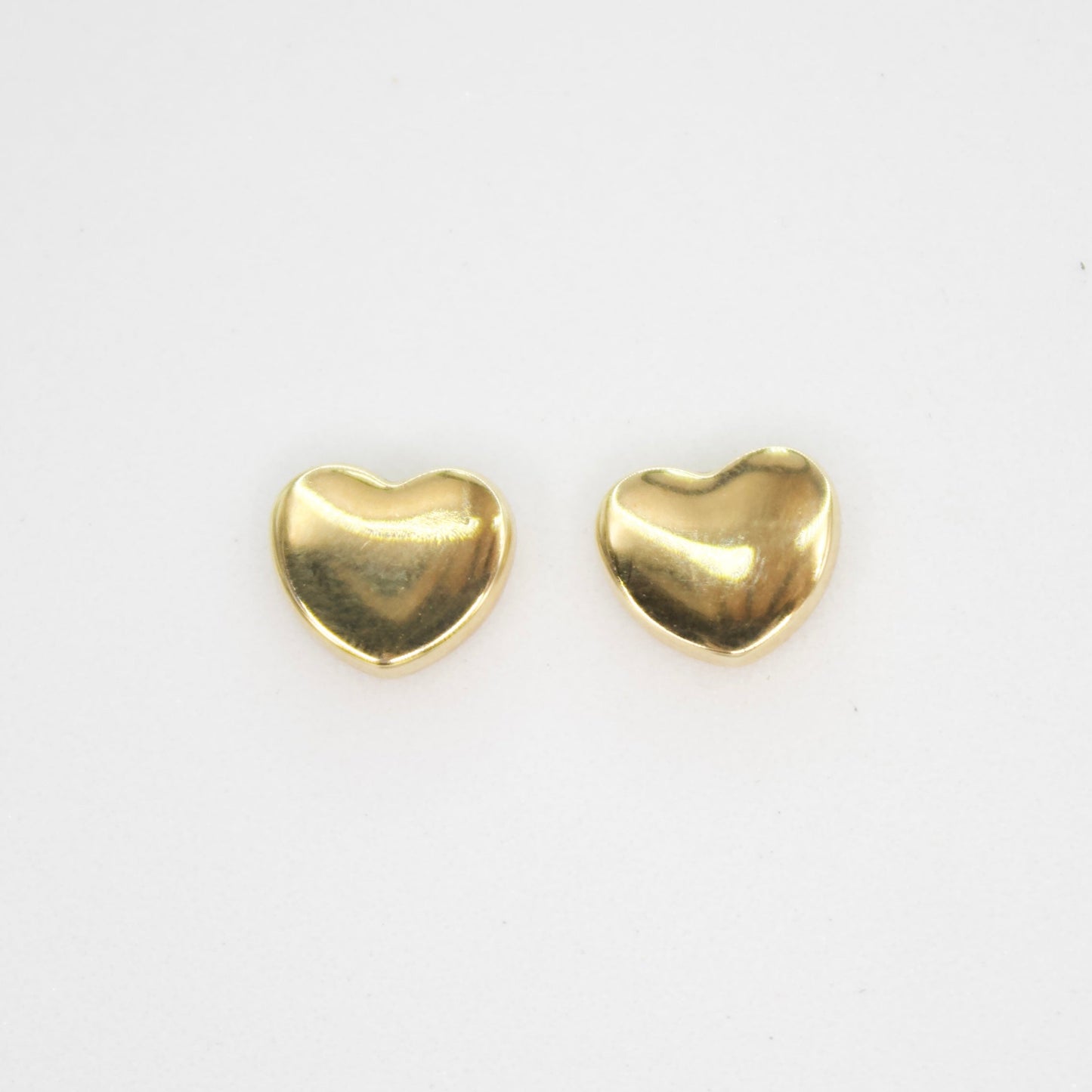 Aretes de corazón en oro amarillo 14k .