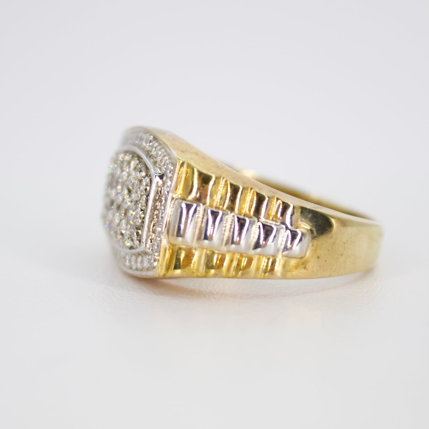 Anillo en oro combinado 14k con diamantes.