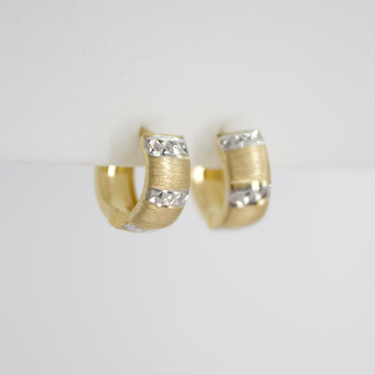 Arete huggie en oro facetado 14k.