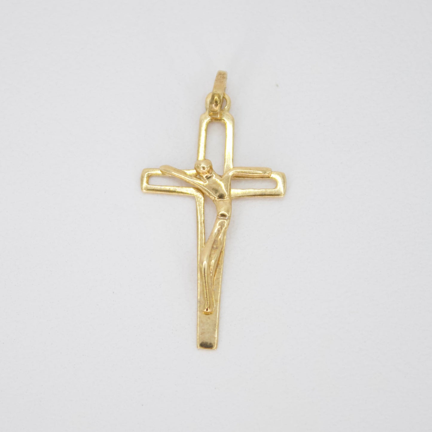 Cruz en oro amarillo 14k.