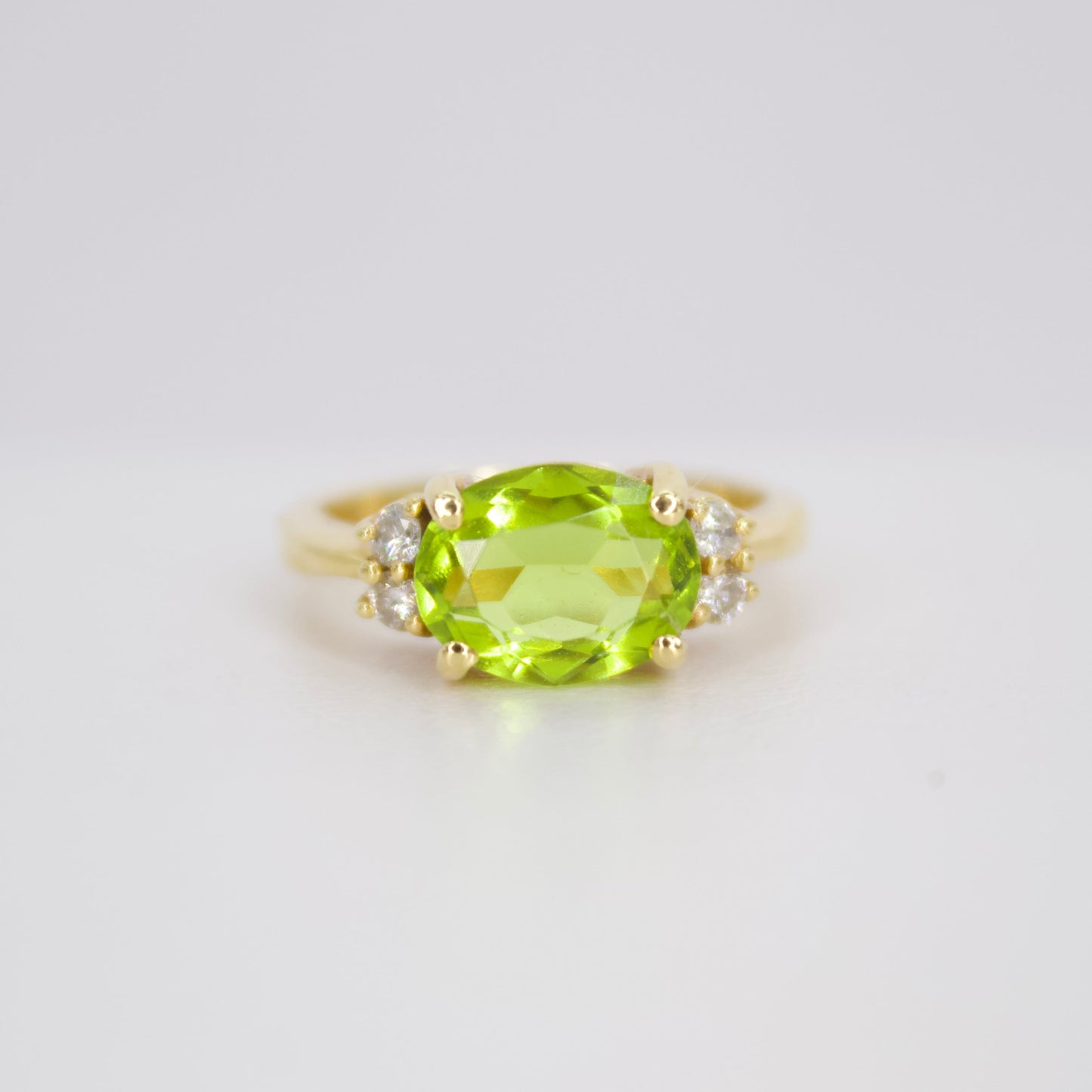 Anillo en oro amarillo 14k con peridoto y diamantes.