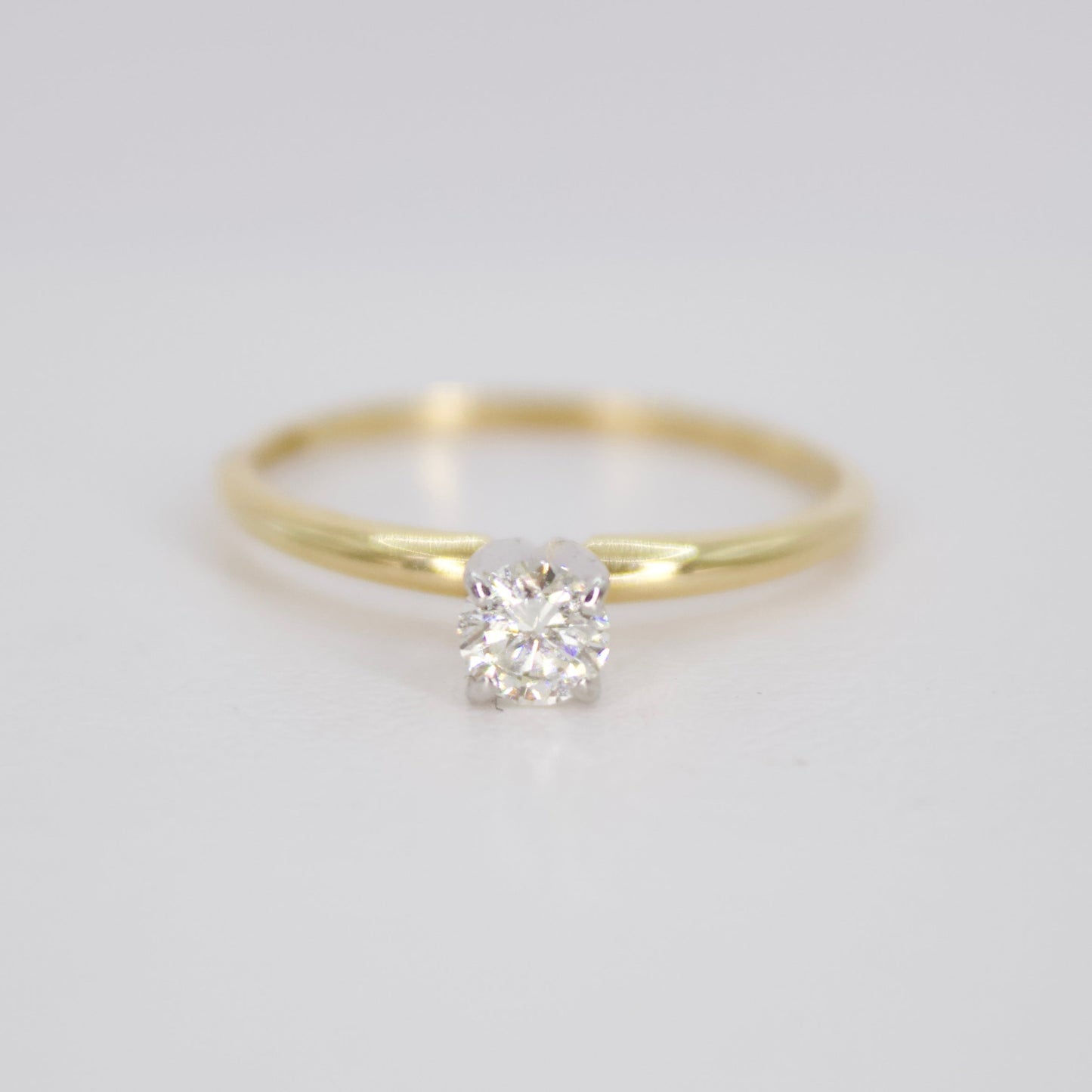 Anillo en oro amarillo 14k con diamantes.