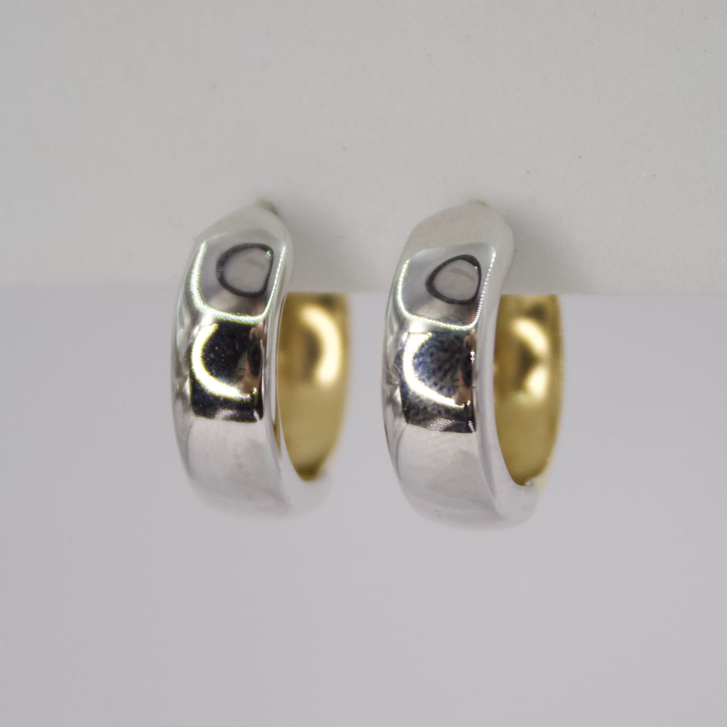 Aretes Huggies en oro combinado 14k.