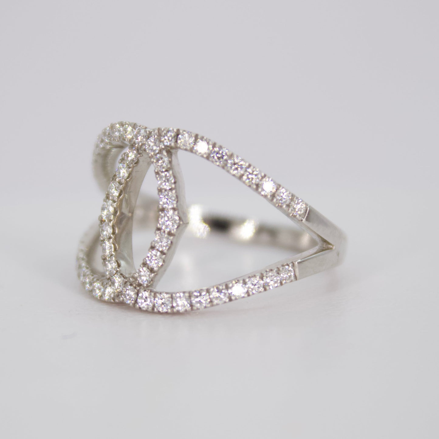 Anillo en oro blanco 14k con diamantes.