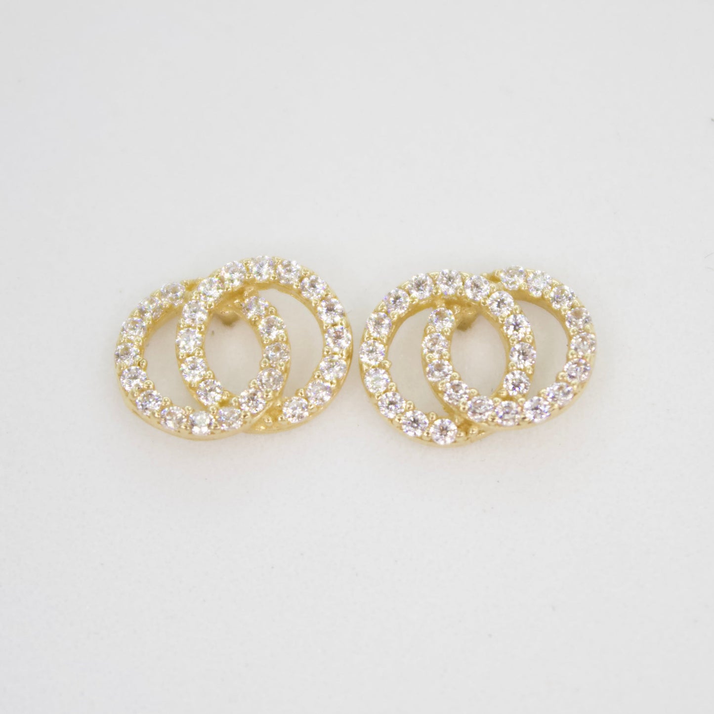 Aretes círculos en oro amarillo 14k con zirconias.