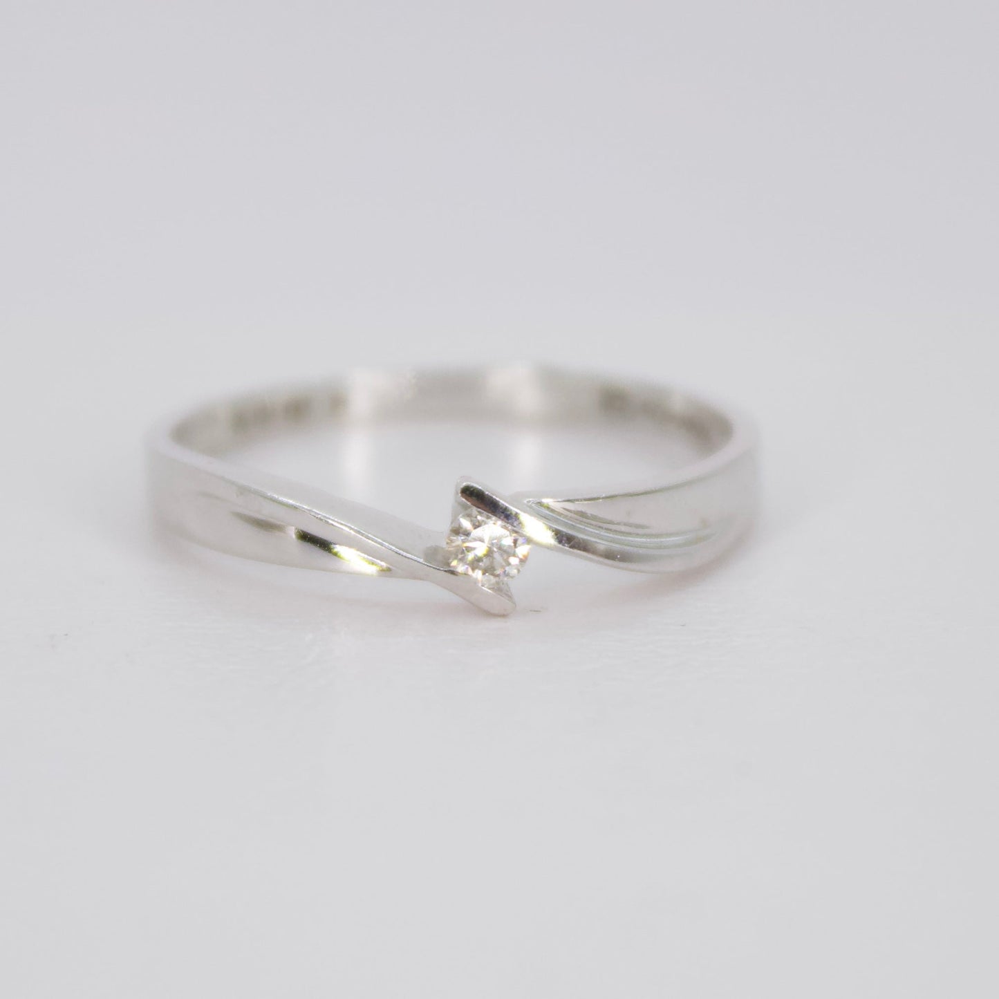 Anillo en oro 14k con diamante.