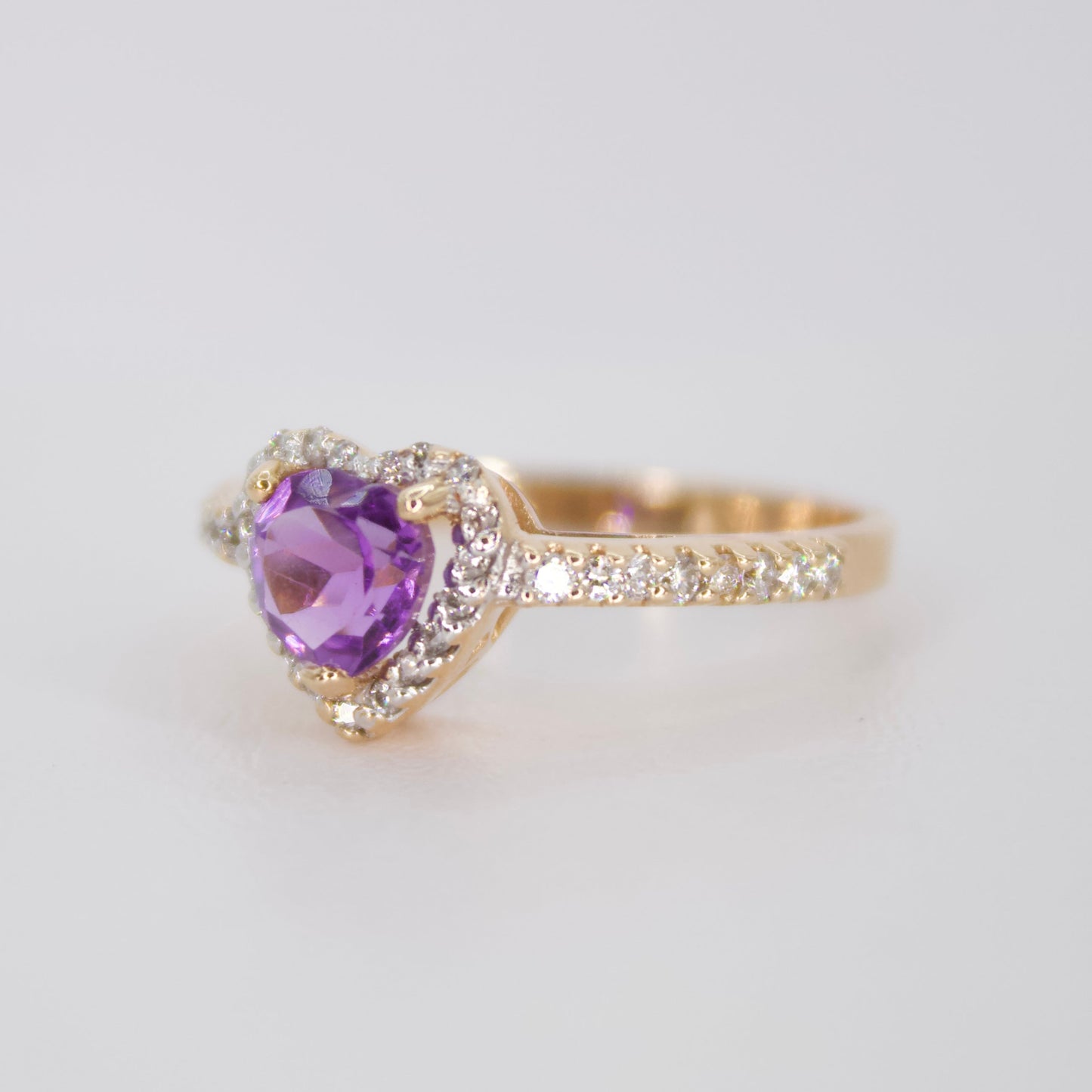 Anillo en rosa 14k con amatista y diamantes.