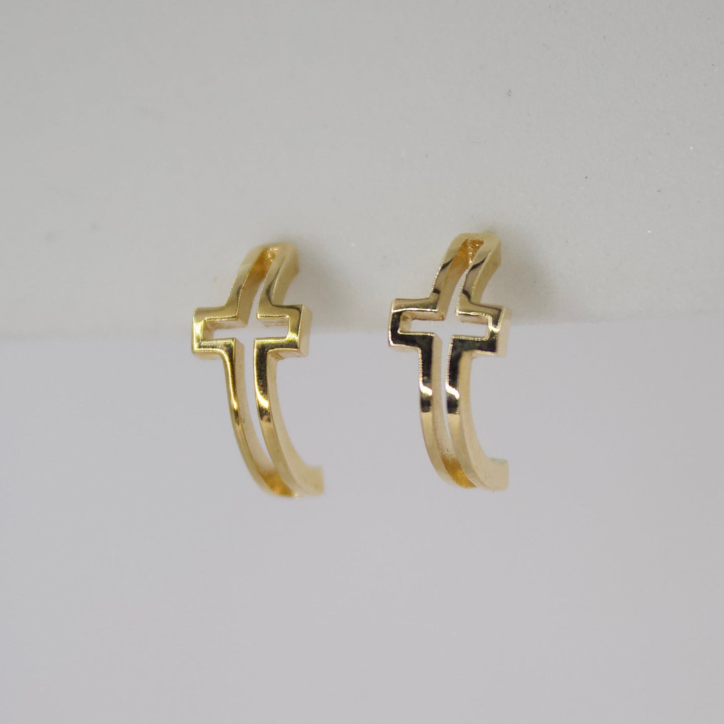 Arete huggie en oro amarillo 14k.