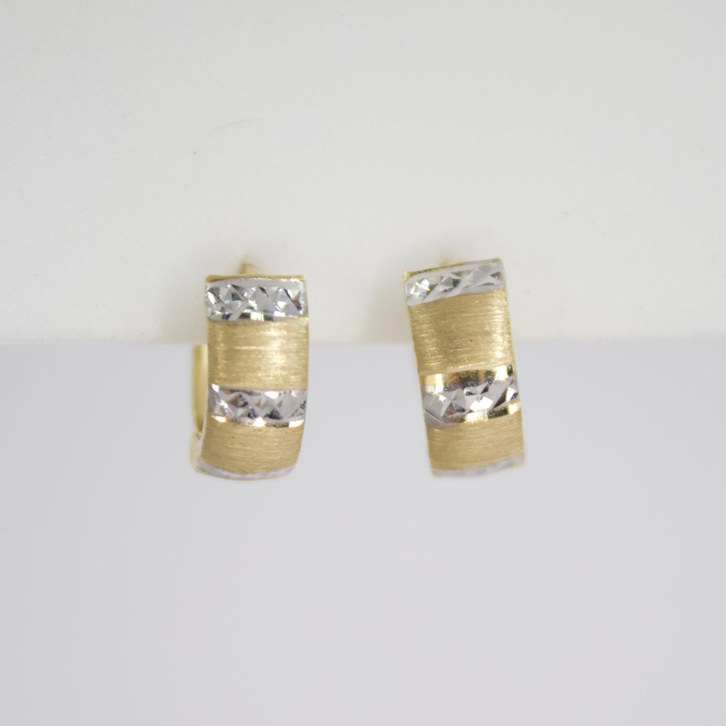 Arete huggie en oro facetado 14k.