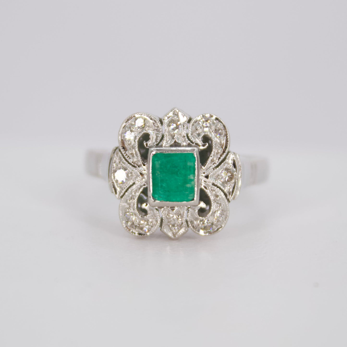 Anillo en plata con esmeralda y diamantes.