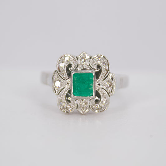 Anillo en plata con esmeralda y diamantes.