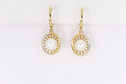 Aretes en oro amarillo 14k con Perla y diamantes.