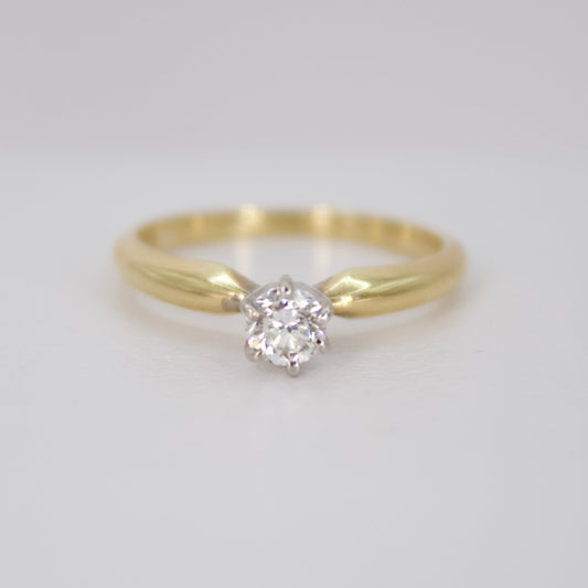 Anillo en oro amarillo 14k con diamante.