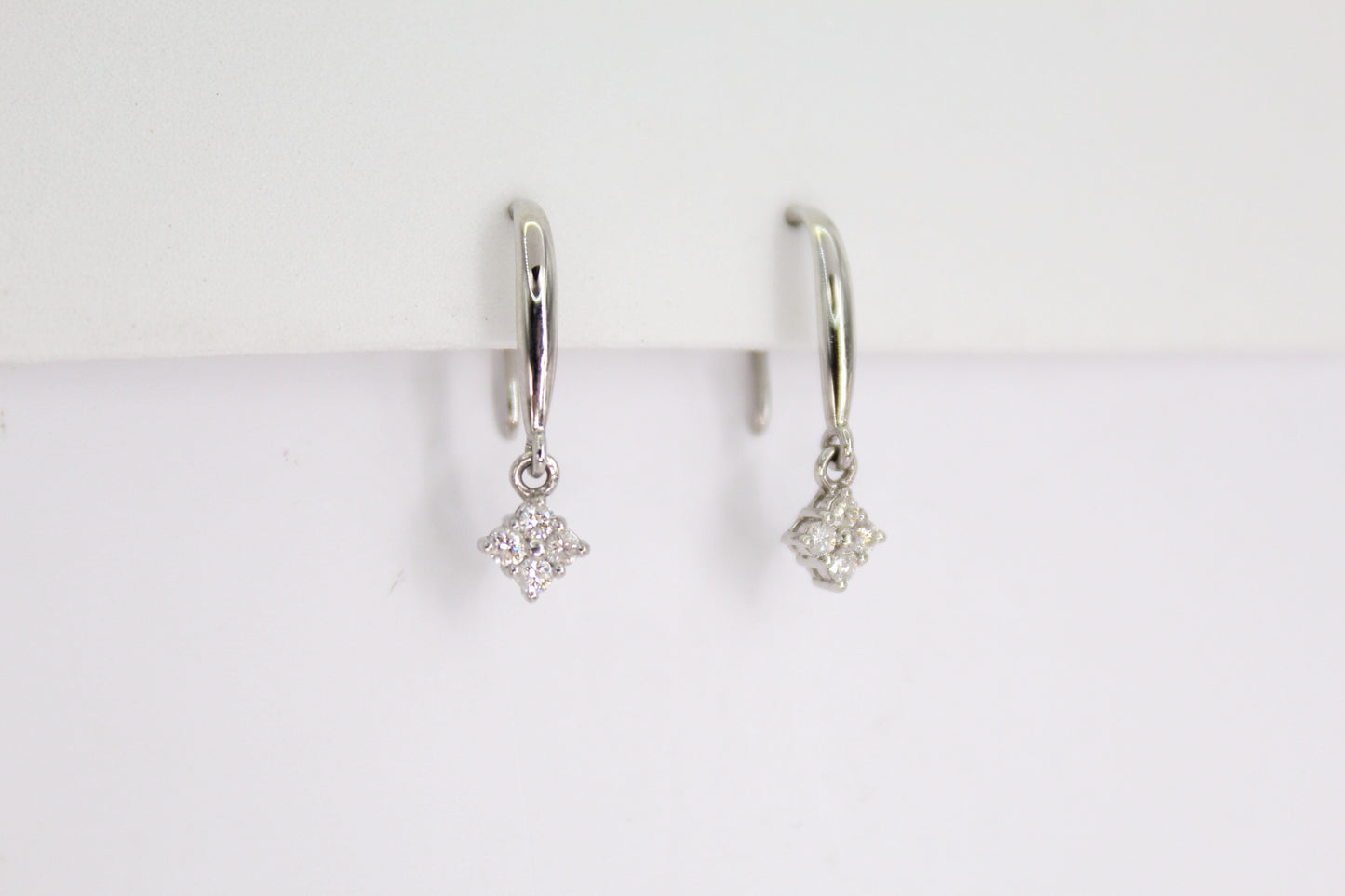 Aretes en oro blanco 14k con diamantes.