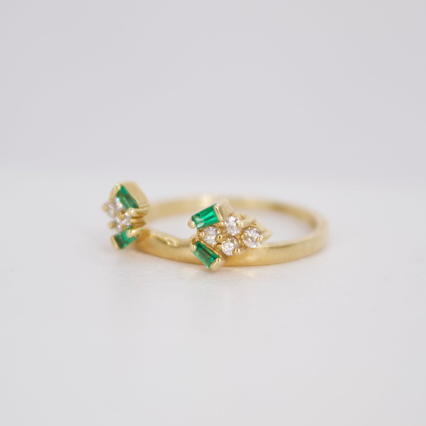 Anillo en oro amarillo 14k con esmeralda y diamantes.