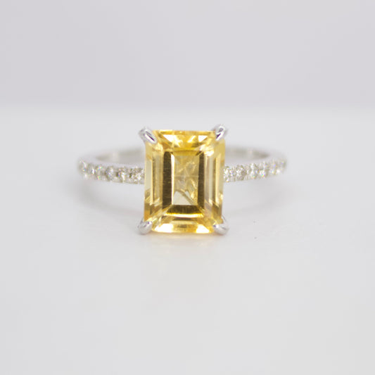 Anillo en oro blanco 14k con citrino y diamantes.