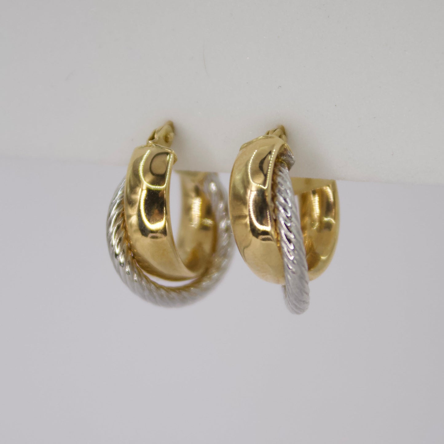 Aretes huggies en oro combinado 14k.